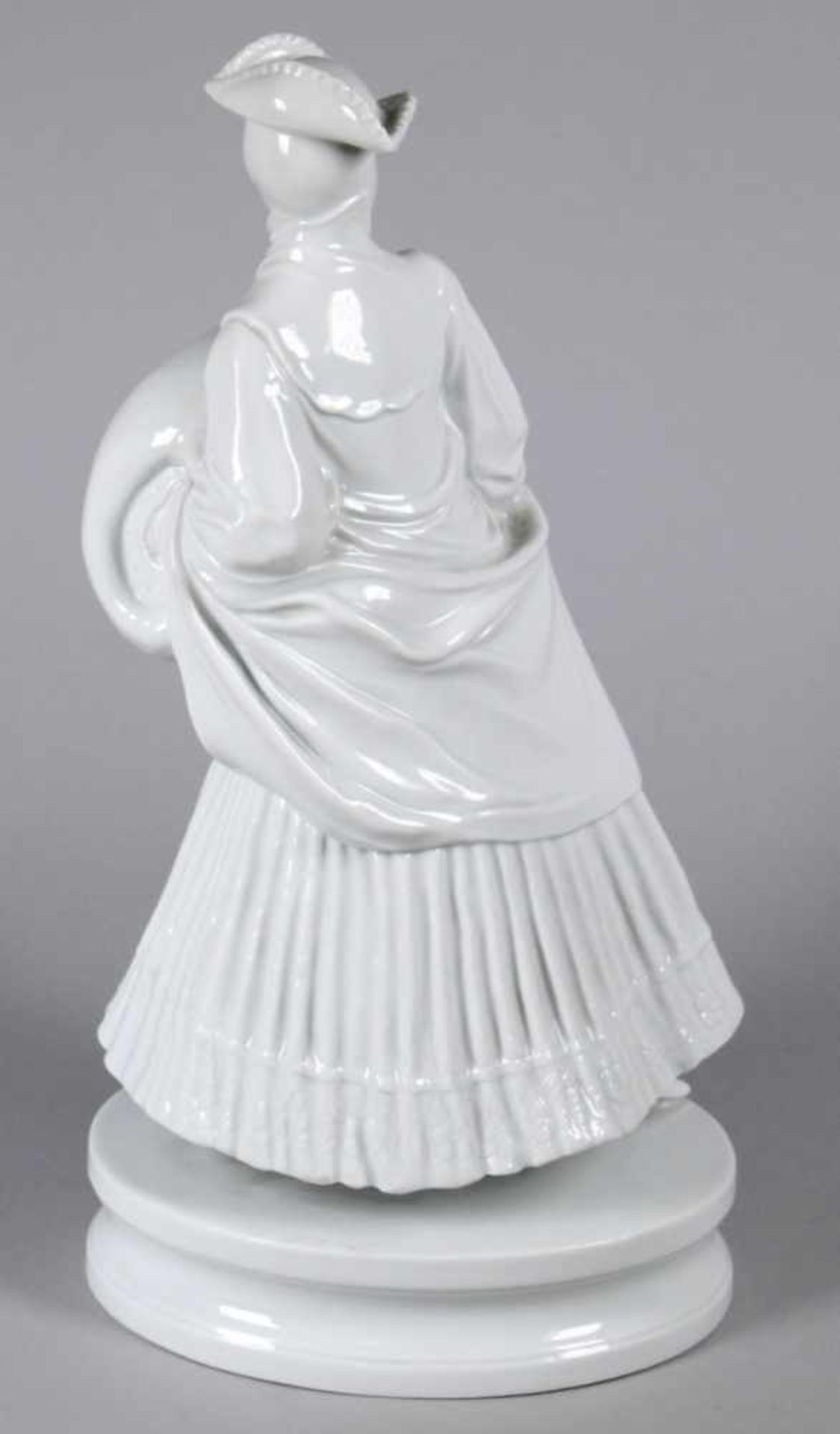 Weißporzellan-Figur, "Dame mit Muff (Lo Hesse in Maskerade)", Rosenthal, KunstabteilungSelb, 1. - Bild 2 aus 4