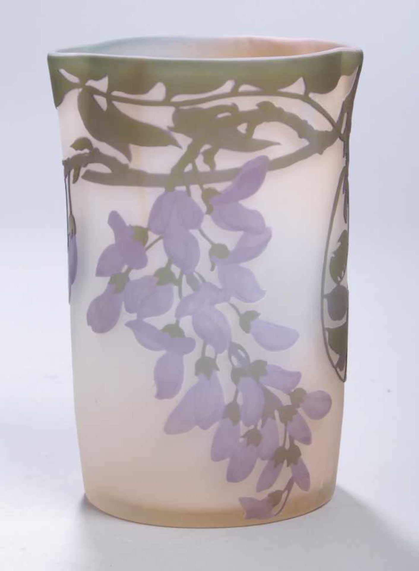 Glas-Ziervase, "Glycines", Emile Gallé, Nancy, um 1904-06, ovaler Stand, nahezuzylindrischer