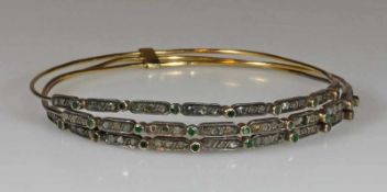 Armreif, dreiteilig, um 1900, GG 750, Silber belötet, 22 runde facettierte Smaragde (einer fehlt),