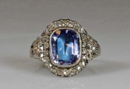 Ring, Ende 19. Jh., GG 750, weiß belötet, 1 facettierter Blautopas, reicher Besatz mit Diamantrosen,