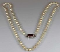 Perlenkette, 94 Akoya-Zuchtperlen ø 7.3 - 7.8 mm, Schließe WG 585, 1 synthetischer Rubin im