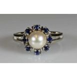 Ring, WG 585, 1 Zuchtperle ø ca. 7 mm, 8 kleine facettierte Saphire, 4 g, RM 17 25.00 % buyer's