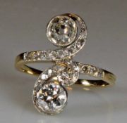 Ring, GG 750, weiß belötet, um 1920/30, 2 Diamanten zus. ca. 1.20 ct., etwa w bzw. tcr, im