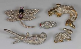 Modeschmuck: 4 Broschen; Papagei, Schmetterling, Insekt, Hase; 1 Anhänger, Fisch, Strass mit