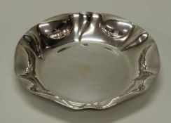 Schale, Silber 835, deutsch, glatter Spiegel, gebuckelte Fahne, 4.5 cm hoch, ø 30 cm, ca. 480 g 25.