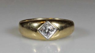 Bandring, WG/GG 585, 1 Brillant ca. 0.27 ct., etwa w/lpr., Widmung in der Ringschiene, 6 g, RM 19