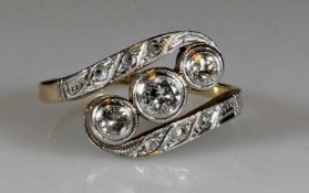 Ring, Art Deco, um 1930, GG 585, weiß belötet, 3 Altschliff-Diamanten, 6 Besatzdiamanten, 3 g, RM