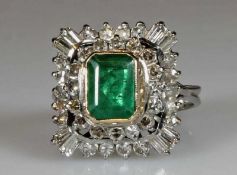 Ring, Persien, WG/GG 333, 1 Smaragd ca. 1.50 ct., einschlussdurchwachsen, 34 Achtkant-Diamanten zus.