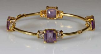 Armreif, GG 750, 4 quadratische facettierte Amethyste, weißer Saphir-Besatz, 16 g 25.00 % buyer's