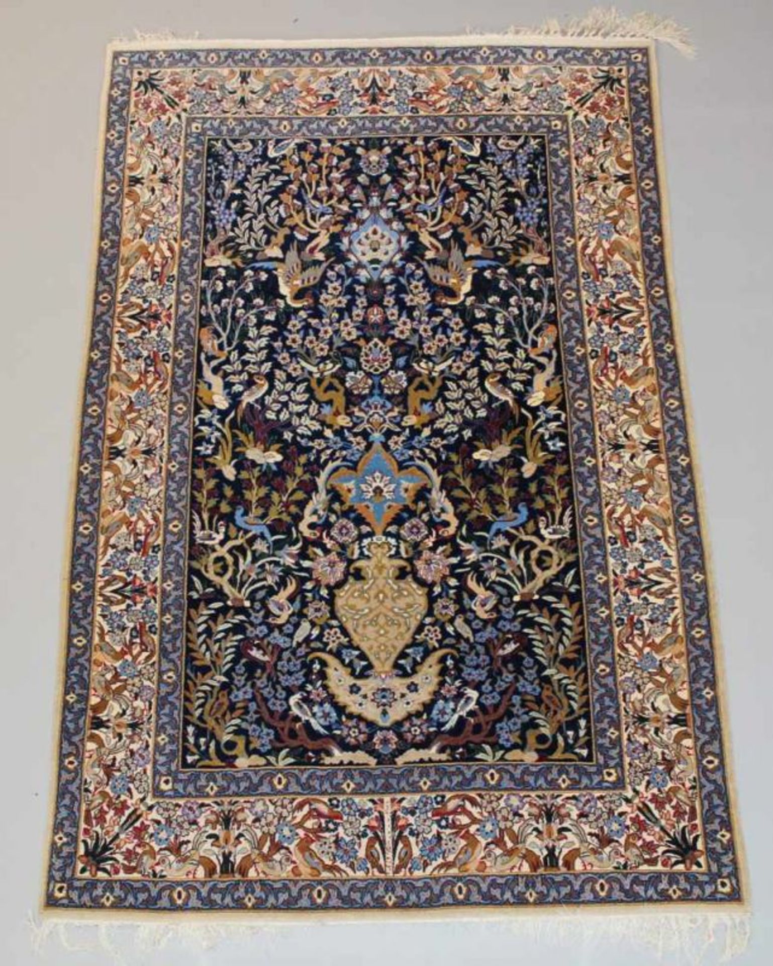 Isfahan, Persien, Korkwolle mit Seide, Vasen- und Vogelmotiv, ca. 1.65 x 1.07 m, Fransen schadhaft