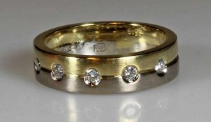 Ring, Bicolor, WG/GG 585, 5 Brillanten zus. ca. 0.25 ct., 7 g, RM 18 25.00 % buyer's premium on