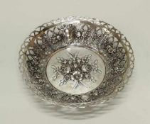 Korb, Silber 800, Reliefdekor mit Blüten, 4.5 cm hoch, ø 24 cm, ca. 320 g 25.00 % buyer's premium on