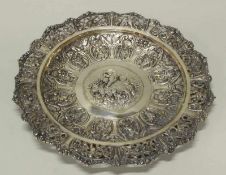 Platte, Silber 800, reliefierter Puttendekor, durchbrochene Fahne, ø 27 cm, ca. 476 g, kleiner