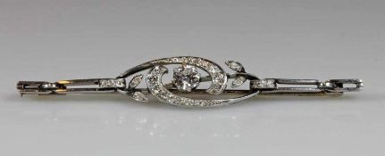 Nadel, 1920/30er Jahre, WG 585, 1 Brillant ca. 0.50 ct., 32 Besatz-Diamanten, 7 cm lang, 8 g 25.00 %