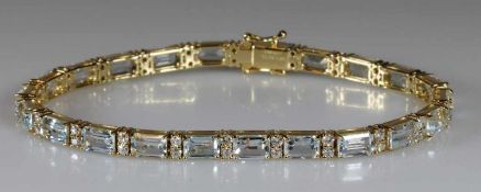 Armband, GG 750, 22 Aquamarine zus. ca. 11.64 ct., im Emerald-Cut, 44 Brillanten zus. ca. 1.29