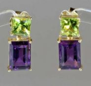 Paar Ohrgehänge, GG 750, 2 facettierte Peridots zus. ca. 2.13 ct., 2 facettierte Amethyste zus.