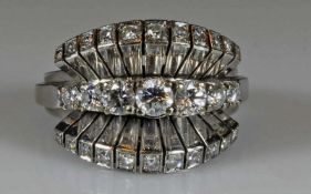 Ring, WG 750, 7 Brillanten zus. ca. 0.55 ct., 22 Besatzdiamanten, 8 g, RM 18 25.00 % buyer's premium