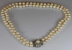 Perlenkette, zweireihig, 52 bzw. 49 Akoya-Zuchtperlen ø 6.8 mm, Schließe WG 750, 1 Perle ø 7.5 mm, 6