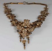 Collier, vorderer Orient, Mitte 20. Jh., floraler Dekor, RG 585, ca. 270 Diamantrosen ø ca. 2.0