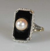 Ring, Art Deco, 1920er/30er Jahre, GG 585, teils weiß belötet, Onyxplatte, mit Perle ø 6.5 mm, 2