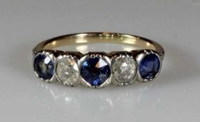 Ring, um 1900, GG 585, weiß belötet, 3 runde facettierte Saphire, 2 Diamant-Rosen, 2 g, RM 16 25.