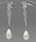 Paar Ohrgehänge, Modeschmuck, Chlipmechanik, bezeichnet Trifari, Strass mit Perlen 25.00 % buyer's