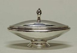 Deckeldose, Silber 950, oval, auf Standring, innen vergoldet, 6.5 x 10.5 x 5.5 cm, ca. 112 g 25.00 %