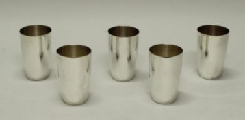 5 Becher, Silber 925, Wilhelm Binder, glatt, konisch, 10.7 cm hoch, zus. ca. 600 g, leicht gedellt
