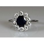 Ring, WG 585, 1 ovaler facettierter Saphir, 10 Brillanten zus. ca. 1.0 ct., etwa w/lpr., 3 g, RM