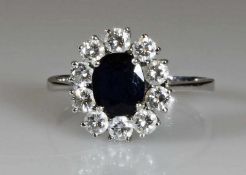 Ring, WG 585, 1 ovaler facettierter Saphir, 10 Brillanten zus. ca. 1.0 ct., etwa w/lpr., 3 g, RM