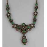 Collier, um 1900, Mittelteil GG 750, Silber belötet, 14 oval facettierte Smaragde, ca. 63