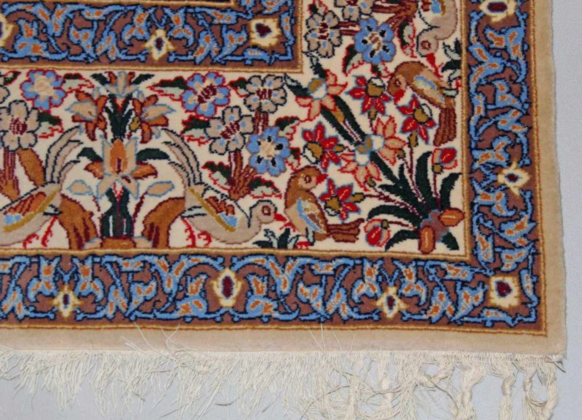 Isfahan, Persien, Korkwolle mit Seide, Vasen- und Vogelmotiv, ca. 1.65 x 1.07 m, Fransen schadhaft - Image 2 of 3