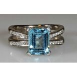 Ring, WG 750, 1 rechteckig facettierter Blautopas, 24 kleine Besatz-Diamanten, 8 g, RM 18 25.00 %