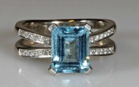 Ring, WG 750, 1 rechteckig facettierter Blautopas, 24 kleine Besatz-Diamanten, 8 g, RM 18 25.00 %