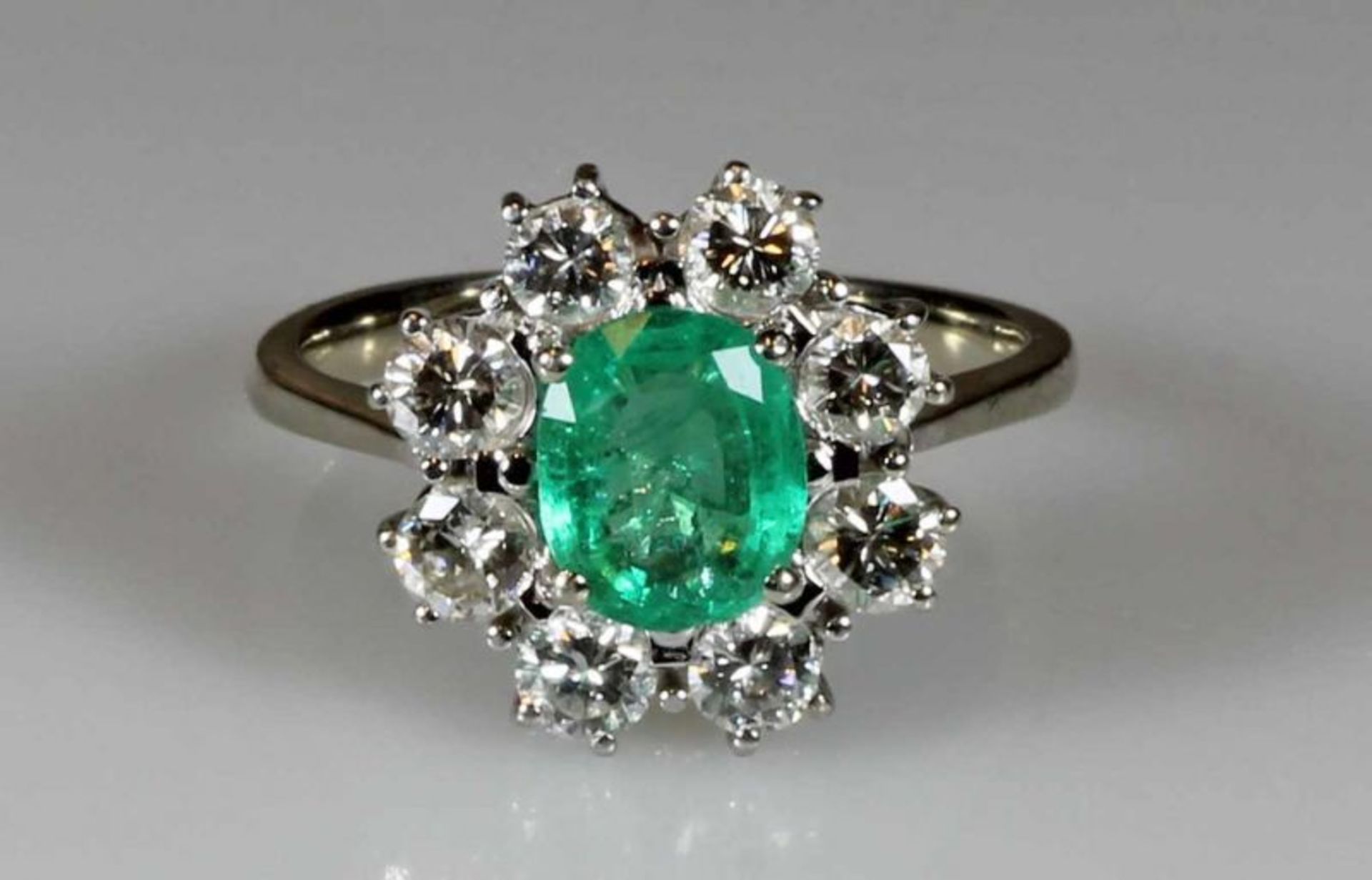 Ring, WG 750, 1 ovaler Smaragd-Cabochon ca. 1.0 ct., 8 Brillanten zus. ca. 1.0 ct., etwa w/vs-si,