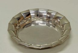 Schale, Silber 800, deutsch, gefächerter Rand, 3 cm hoch, ø 18.5 cm, ca. 115 g, wenig gedellt 25.
