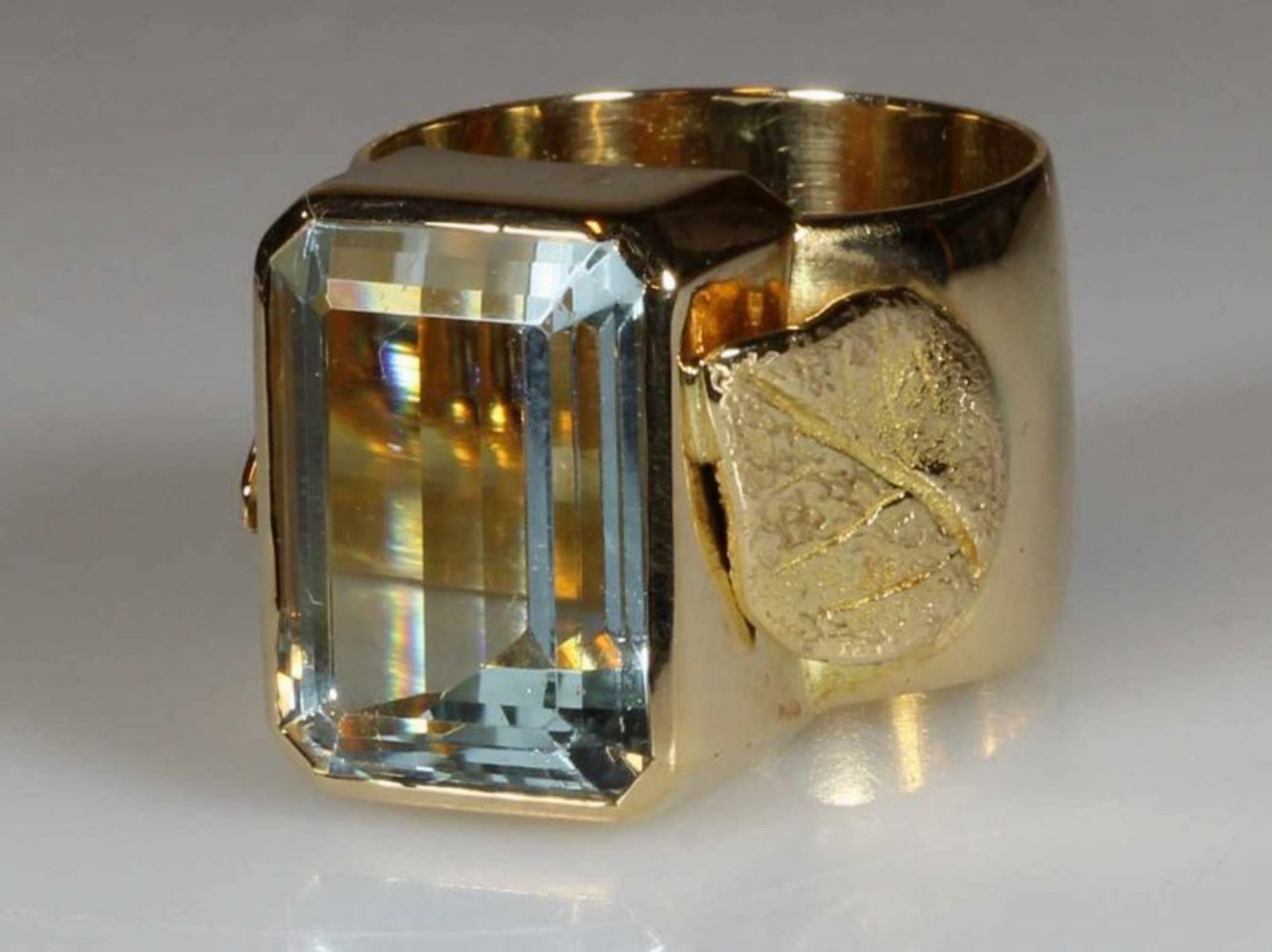 Ring, Entwurf Agatha Kill, Pfalz, GG 750, 1 facettierter Aquamarin, 18 g, RM 17.5 25.00 % buyer's