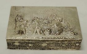 Deckeldose, Silber 830, innen vergoldet, Reliefdekor mit Tischgesellschaft, Seiten mit Rankenwerk,
