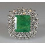 Ring, WG 750, 1 Smaragd (einschlussdurchwachsen) ca. 6.0 ct., 44 Brillanten zus. ca. 2.0 ct., etwa