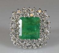 Ring, WG 750, 1 Smaragd (einschlussdurchwachsen) ca. 6.0 ct., 44 Brillanten zus. ca. 2.0 ct., etwa