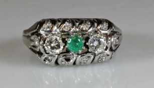 Ring, WG 585, 1 facettierter Smaragd, 2 Brillanten zus. ca. 0.20 ct., 7 Besatzdiamanten (eine