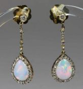 Paar Ohrgehänge, GG 750, 2 tropfenförmige Voll-Opale, 2 Brillanten zus. ca. 0.20 ct., Diamantbesatz,