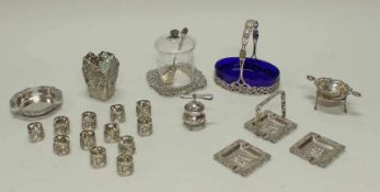 Konvolut, 22 Teile, Silber 800/835: 4 Aschenbecher, 12 Serviettenringe, Teesieb auf Ständer,