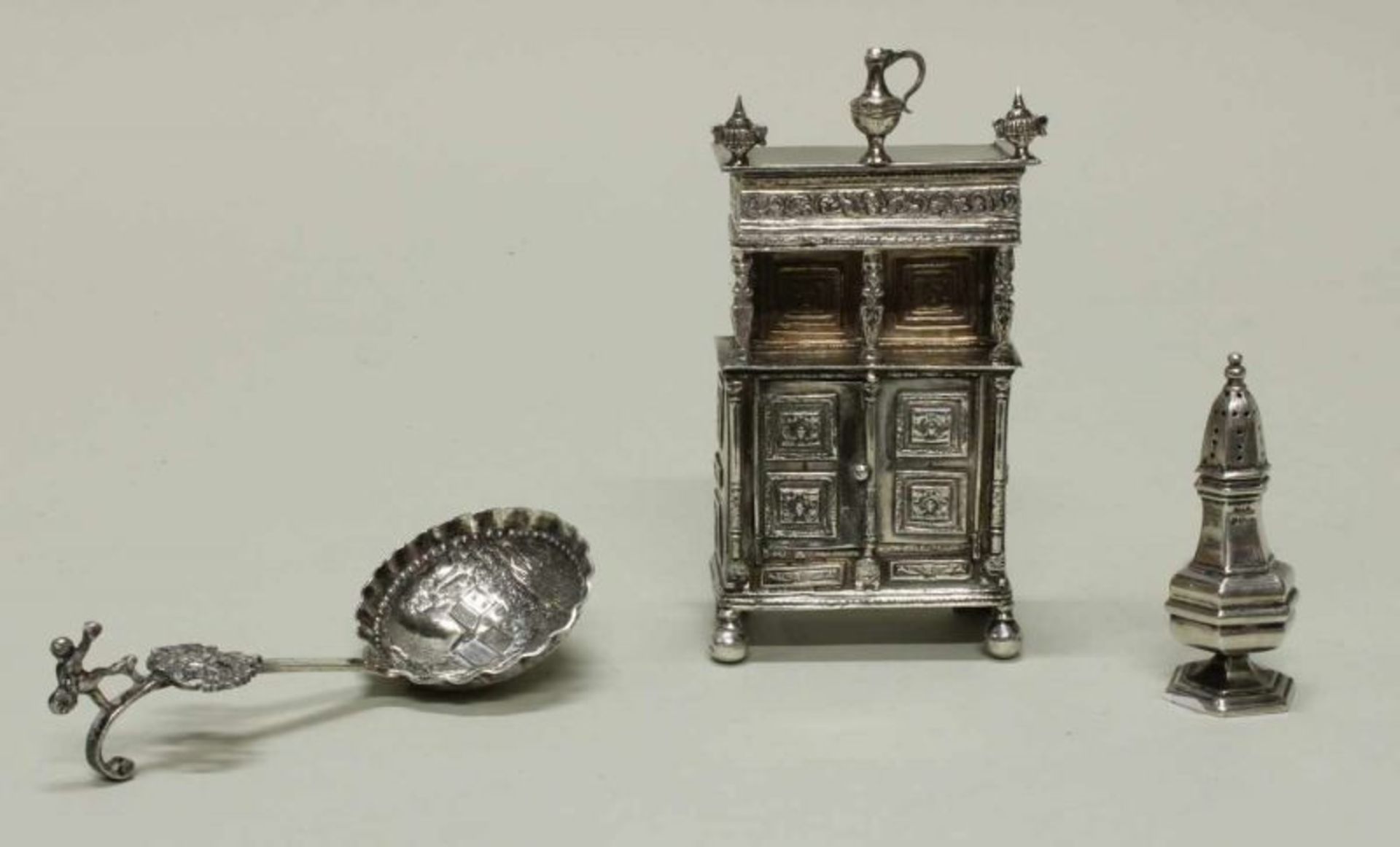 Miniaturschrank, Silber 833, Niederlande, Meistermarke VSC, 12.5 x 6.2 x 3.2 cm, ca. 192 g;