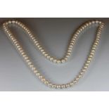 Perlenkette, endlos, 106 Akoya-Zuchtperlen ø ca. 7.5 mm, 85 cm lang 25.00 % buyer's premium on the