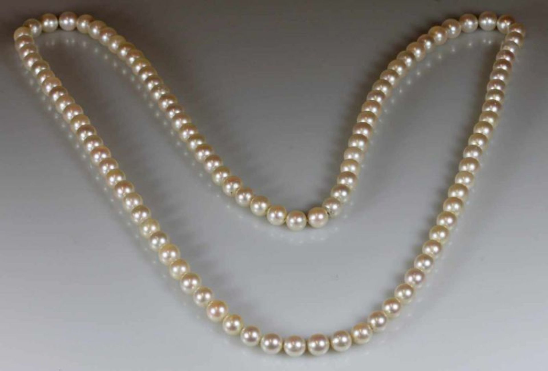 Perlenkette, endlos, 106 Akoya-Zuchtperlen ø ca. 7.5 mm, 85 cm lang 25.00 % buyer's premium on the