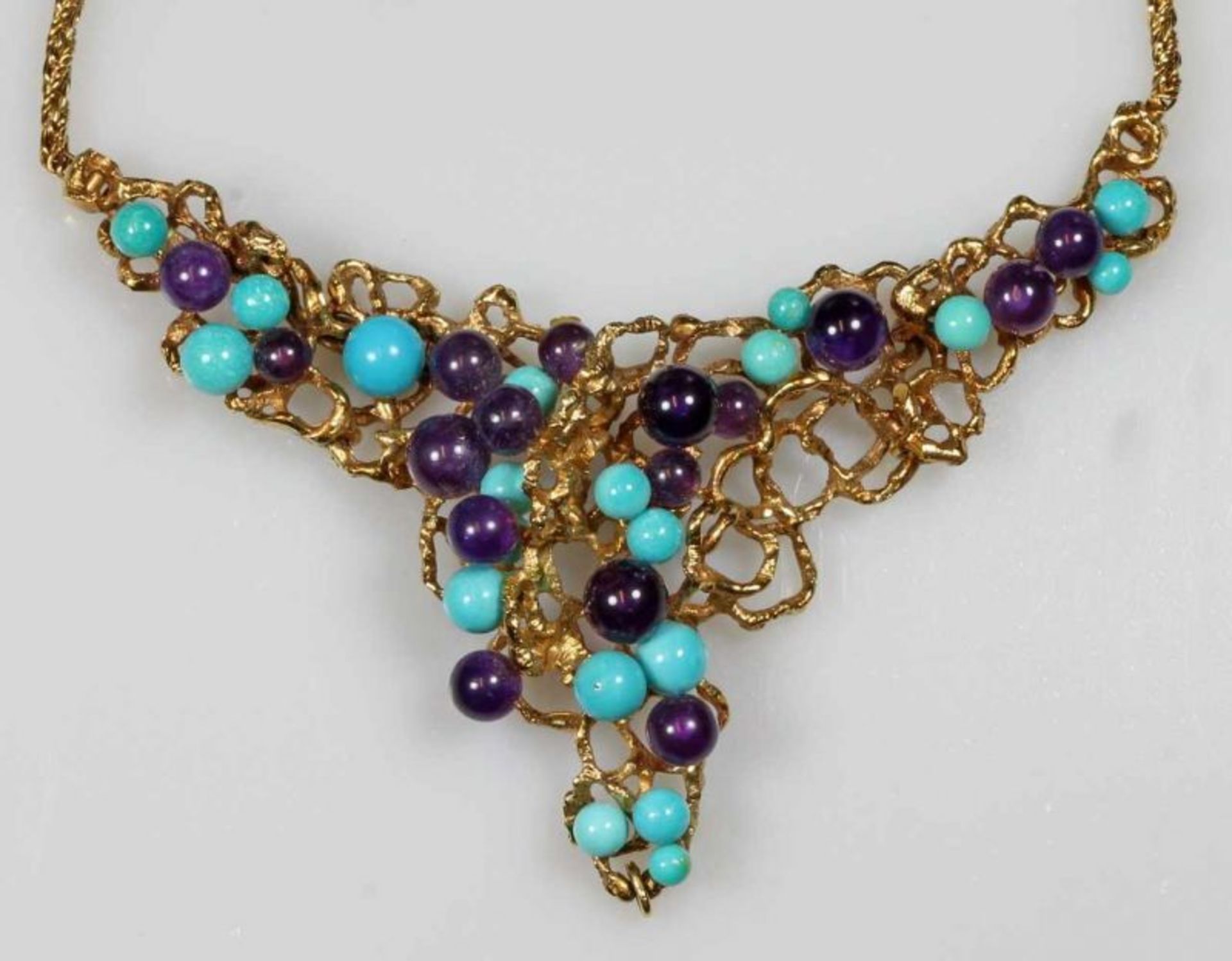 Collier, GG 585, 19 Türkisperlen, 16 Amethystperlen, 37 cm lang, 28 g 25.00 % buyer's premium on the