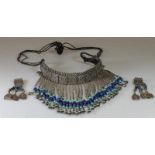 Schmuckset, Indien: Collier, Silber, Türkise, Lapislazuli; Paar Ohrgehänge, Silber, Lapislazuli,