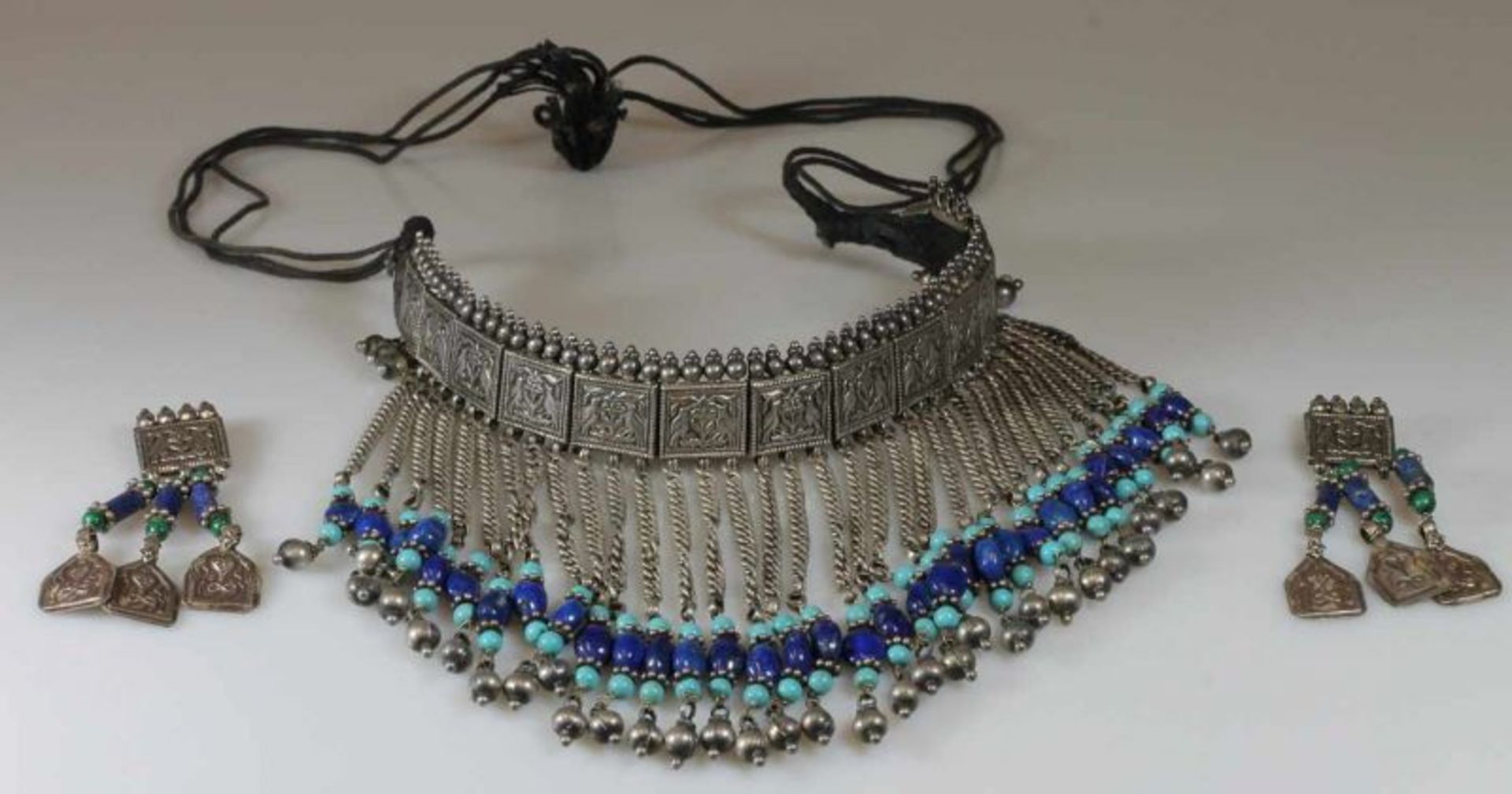 Schmuckset, Indien: Collier, Silber, Türkise, Lapislazuli; Paar Ohrgehänge, Silber, Lapislazuli,