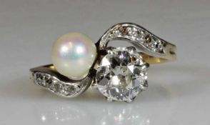 Ring, um 1900, WG/GG 750, 1 Diamant ca. 0.75 ct., etwa cr/vs, Altschliff, 8 Besatz-Diamanten, 1